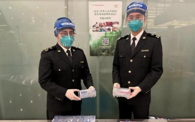 杭州萧山海关查获两旅客超规携带24条HNB烟弹入境